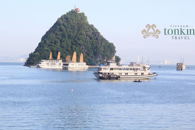 Halong bay deluxe cruise 2 days/ 1 night: kayaking, titop island, surprise cave - Sung Sot (Surprise) Cave: dramatic rock time with guided pacing
