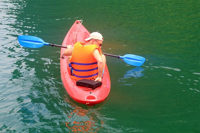 Halong bay Deluxe Cruise 2D/1N: Kayaking, swimming, Titop island & surprise cave - Your cabin and meals: private bathroom is the real upgrade