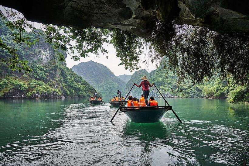Halong Bay: Full-Day 4-Star Experience with Kayaking - Pearl Farm workshop and the onboard lunch setup