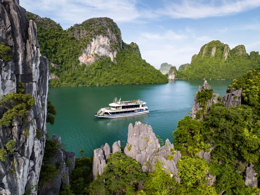 Halong Bay Luxury Cruise with Kayaking & Lunch Buffet - Luon Cave: kayaking or bamboo rowing for a closer view