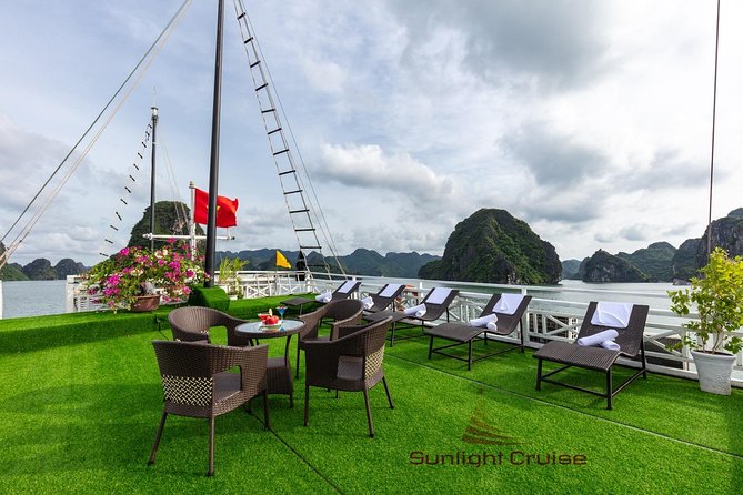 Halong deluxe cruise 2D/1N: Surprise cave, Titop island, Full Meals, best prices - Tour guides and group size: the difference you feel