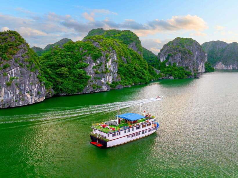 Hanoi: 2-Day Ha Long and Lan Ha Bay Cruise with Kayaking - Day 1 on the Water: Beo Harbor to Three Peaches Islet
