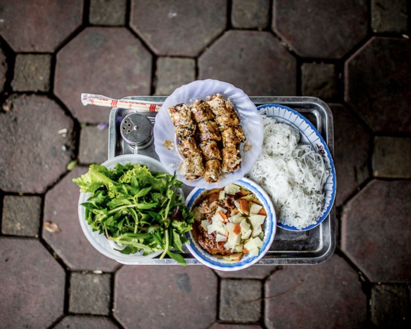 Hanoi: 7 Tastings Street Food Tour with Train Street - The Old Quarter route: why the guide matters on every stop