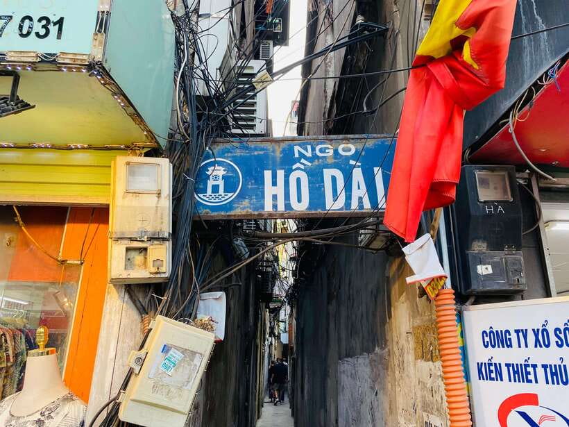 Hanoi: Cho Gioi Vietnam War History Walking Tour - Kham Thien B52 Memorial: Context Before the Photos