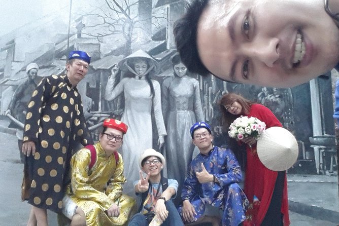HANOI CULTURAL DISCOVERY TOUR ( "5 in 1" 4 hours - Special Package!) - Stop 1: Dong Xuan Market and the art of seeing like a local