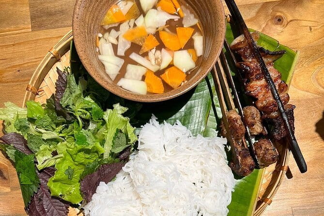 Hanoi Customized Street Food Walk with Train Street Experience - Hoàn Kiếm Lake: the 45-minute warmup stop