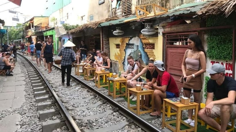 Hanoi: Eat Like a Local Small Group Street Food Tour - Trà Đá, Bia Hơi, and Chè: The Drinks and Dessert That Finish the Story