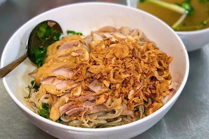 Hanoi Famous Michelin Guided Street Food Tour - Meeting at 38 P. Bát Sứ: quick start, Old Quarter finish
