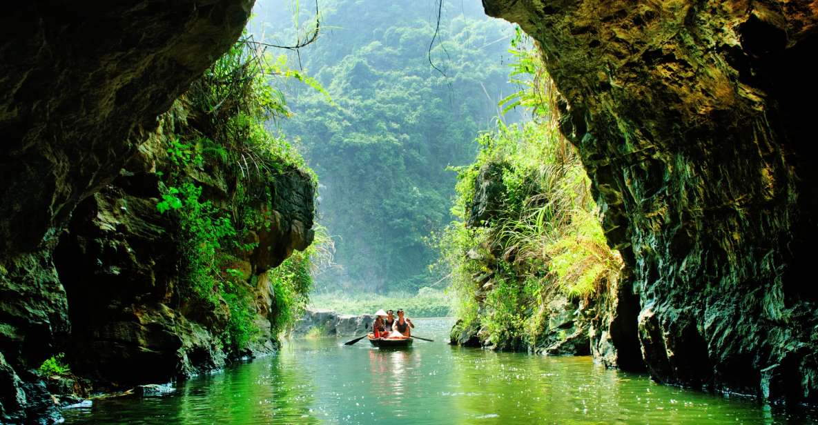 Hanoi: Full-Day Private Tam Coc Tour with Boat Ride & Lunch - The Trang An Cave Complex: sampan time in a world of stone