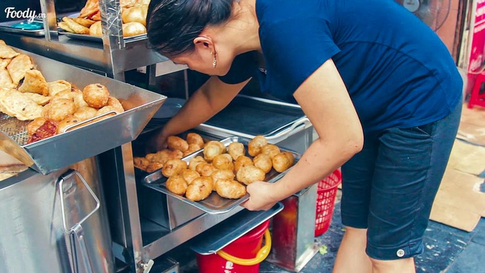 Hanoi: Guided Food Tour with Train Street Visit - Bánh Mì and Kem Xôi: crunchy-salty, then sweet-creamy