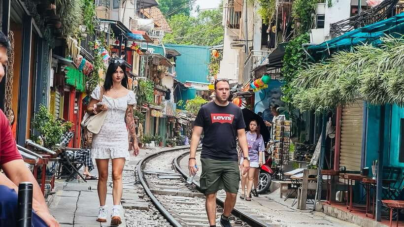 Hanoi: Guided Food Tour with Train Street Visit - Egg coffee trackside: a included break beside the rails
