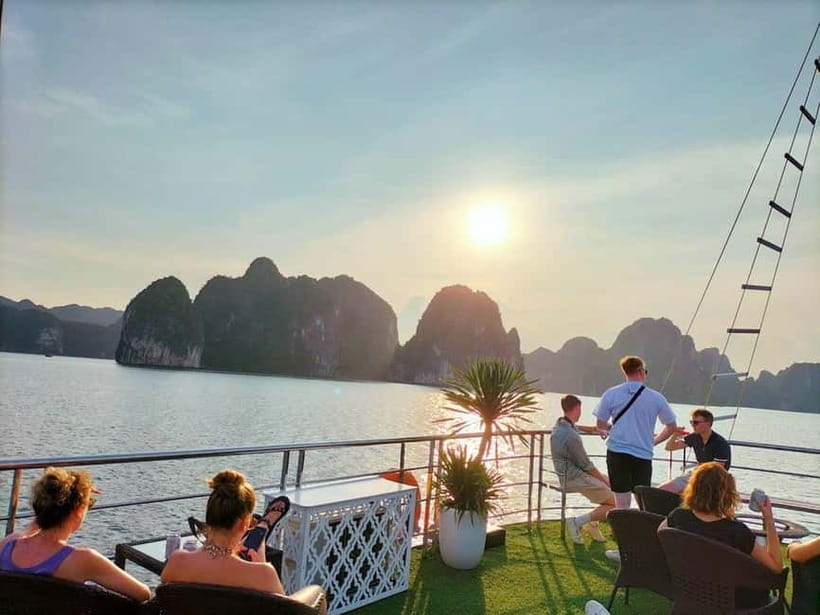 Hanoi-Ha Long 1D: Caves, Islands, Kayak, Lunch & Small Boat - Sung Sot Cave: the big cave stop (and how to enjoy it)
