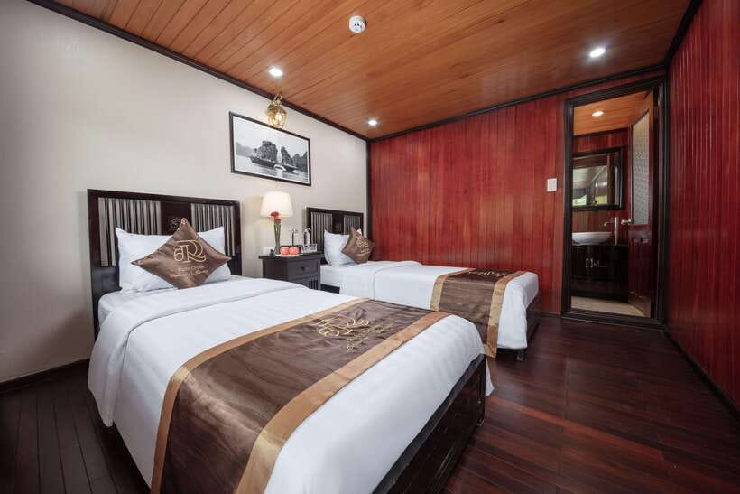 Hanoi: Ha Long Bay 2-Day 1-Night Tour by 4-star Luxury Junk - Day 1: Tuan Chau Harbor to Luon Area and the Kayak Stop