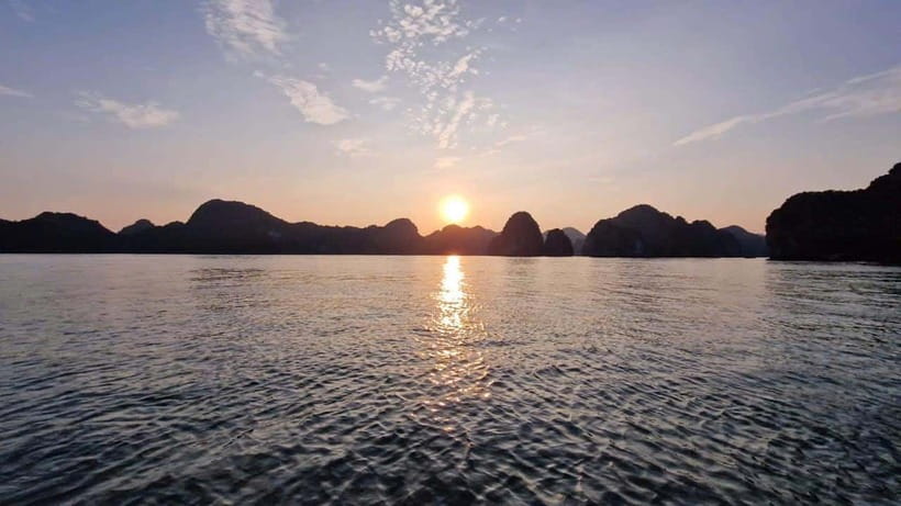 Hanoi: Ha Long Bay & CatBa Island 3-Day with Boutique Cruise - Day 2: Sunrise Tai Chi, Sáng Tối cave, then the speed to Cat Ba