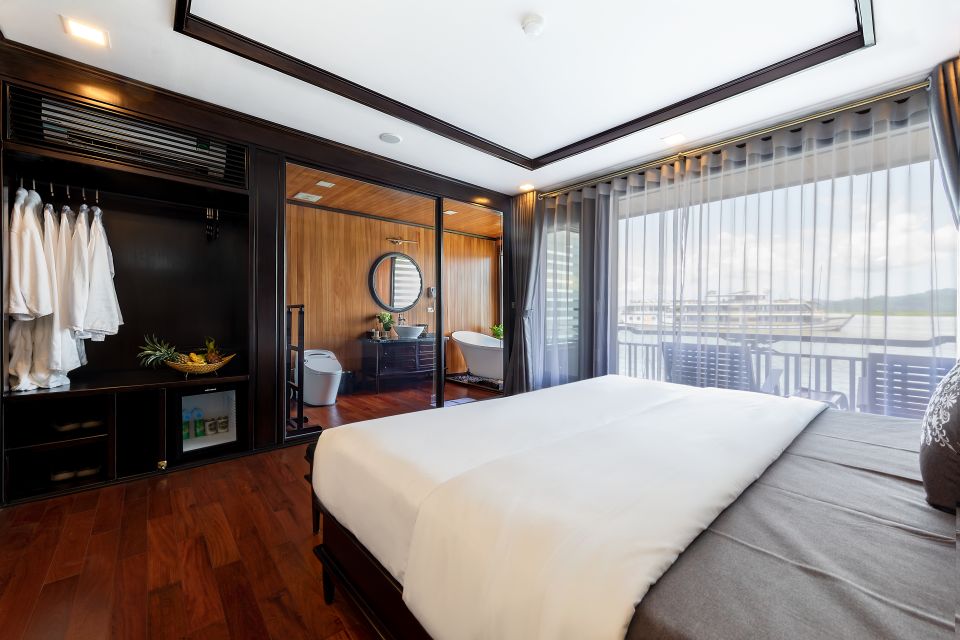 Hanoi: Halong Bay 2-Day 5-Star Balcony Cruise & Bathtub - Day 2 wake-up: Tai chi, breakfast, and Ao Ech water time