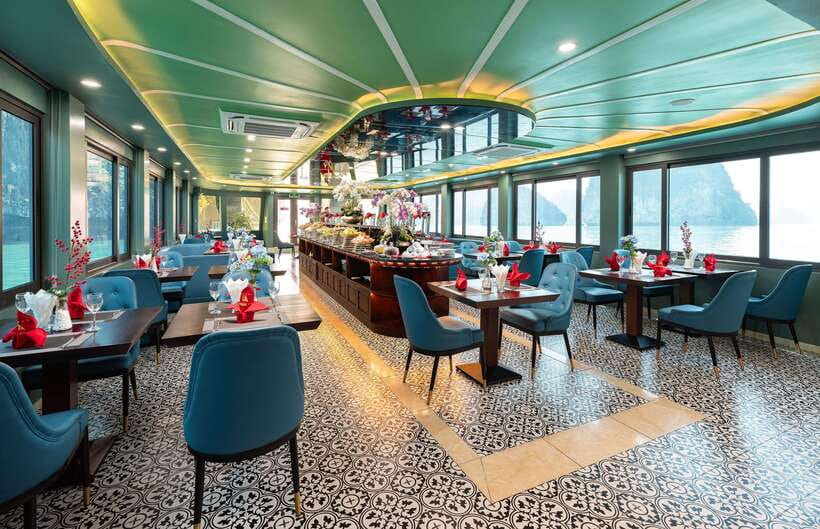 Hanoi: Halong Bay Cruise, Amazing Cave, Titov Island & Kayak - Buffet lunch at sea: good opportunity, not a fine-dining meal