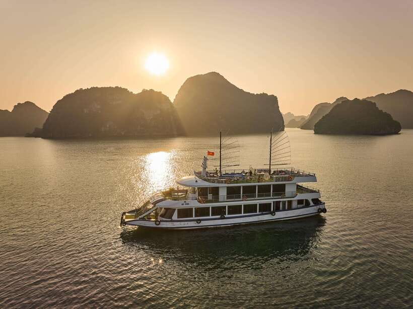 Hanoi: Halong Bay Cruise, Amazing Cave, Titov Island & Kayak - The sunset party: a small celebration that fits the day