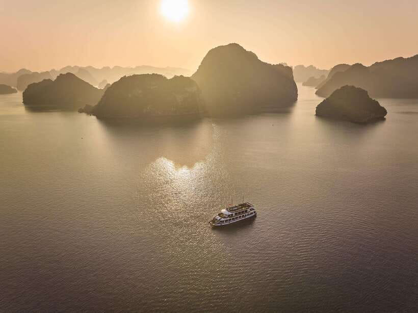 Hanoi: Halong Bay Cruise, Amazing Cave, Titov Island & Kayak - The cruise boat and what “luxury” means in real life