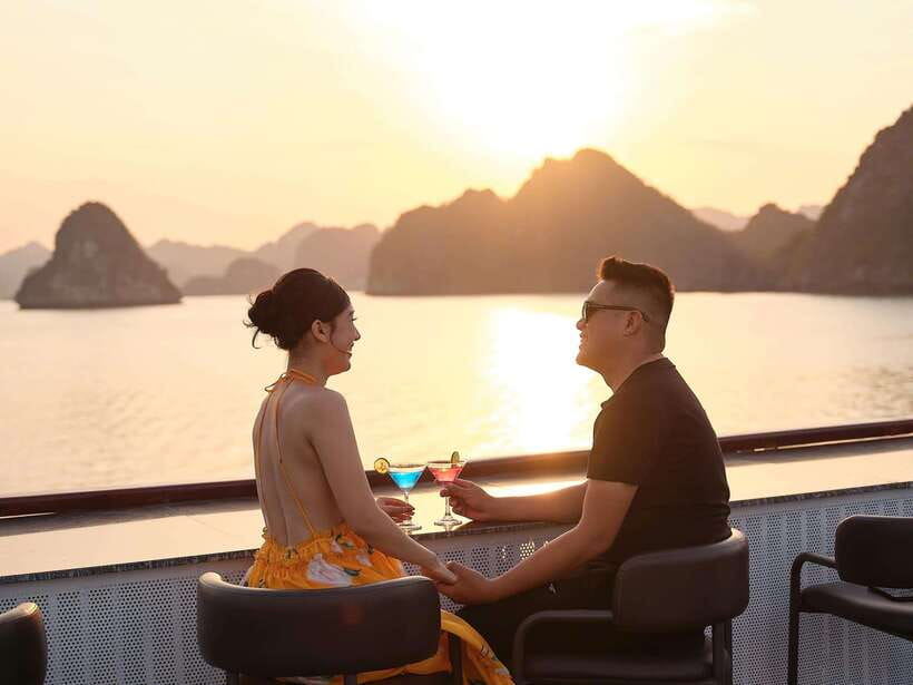 Hanoi: Halong Bay Full-Day Tour with 5-star Diamond Cruise - Luon Cave: kayaking or bamboo boat on the lagoon