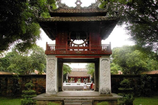 Hanoi Hidden Bites Premium Food Adventure - Hoan Kiem Lake: A Short Walk That Connects Food to Place