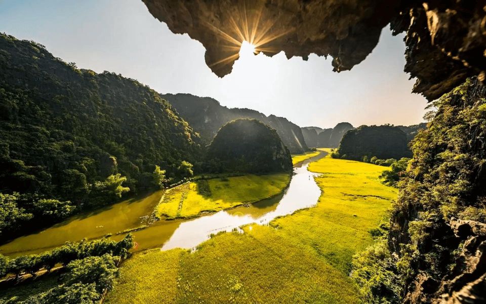 Hanoi: Hoa Lu, Trang An, and Mua Cave Full-Day Trip - Pickup in Hanoi Old Quarter and the coach ride south