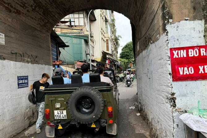 Hanoi Jeep Night Street Foodie Tour, Train Street and Egg Coffee - Hồ Trúc Bạch food stop: phở cuốn and the less-ordered phở styles