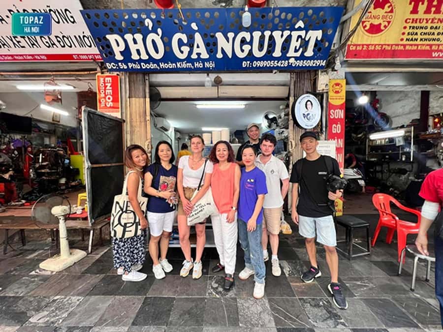 Hanoi: Michelin Guide Street Food Tour with Spa Experience - Dry Chicken Pho First: The Warm-Up Bowl That Sets the Tone