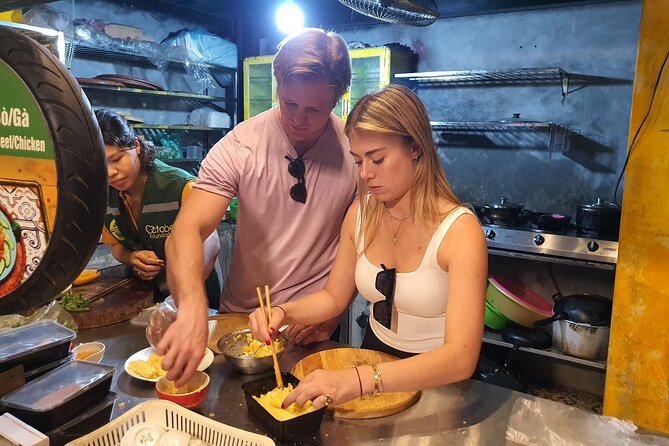 Hanoi Michelin Star Walking Food Tour & Train Street - Bia Hoi and Chè Hanoi: A Real Street Pairing