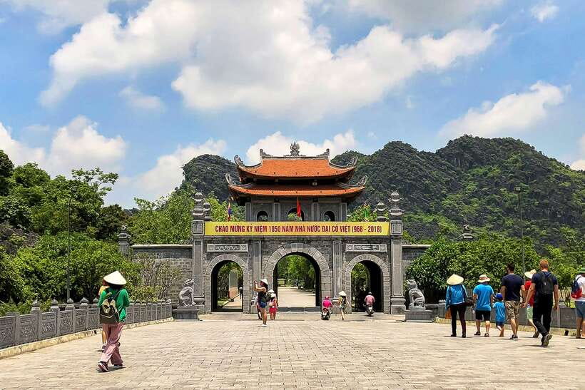 Hanoi/Ninh Binh: 1-Day Tam Coc/Trang An, Hoa Lu & Mua Caves - Getting from Hanoi to Hoa Lu: Bus Timing and Pickup Reality