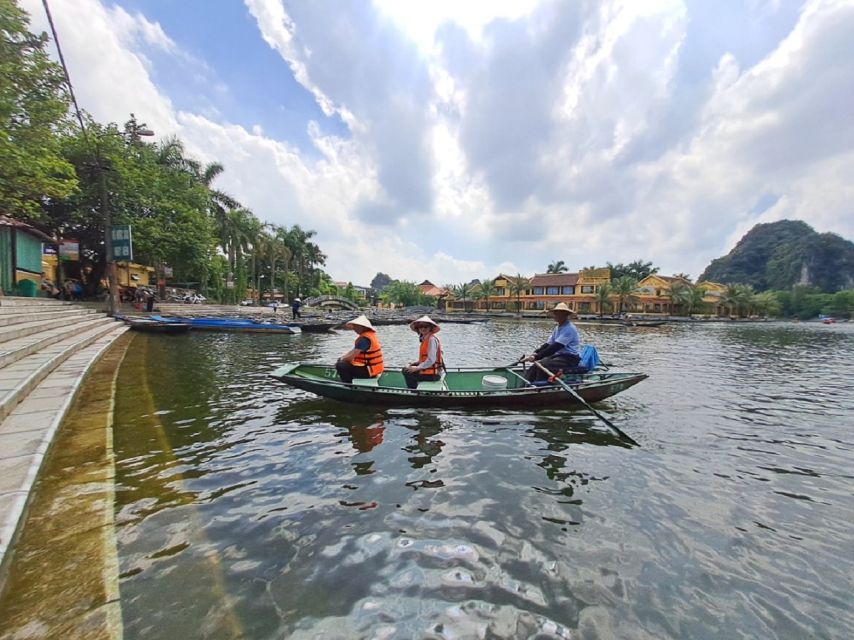 Hanoi: Ninh Binh, Hoa Lu, Tam Coc and Mua Cave Day Trip - Tam Cốc Sampan Cruise: How to Enjoy the 1.5 Hours Without Feeling Lost