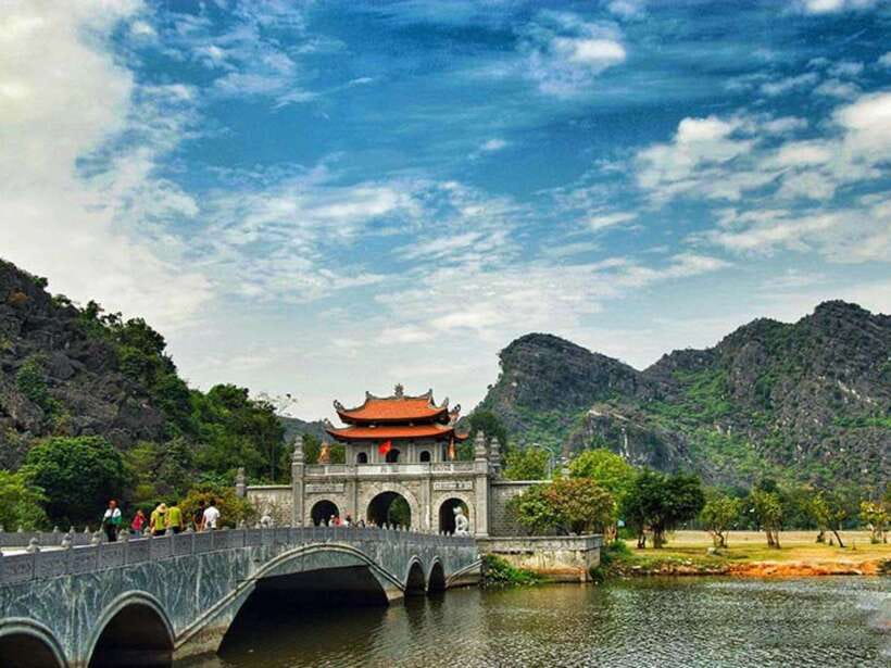 Hanoi: Ninh Binh, Hoa Lu, Trang An & Mua Cave Day Trip - Pickup, limousine rides, and how long your day really is