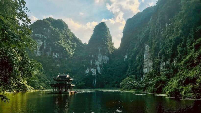 Hanoi: Ninh Binh, Hoa Lu, Trang An & Mua Cave Day Trip - Lunch in Ninh Binh: buffet comfort with vegan food