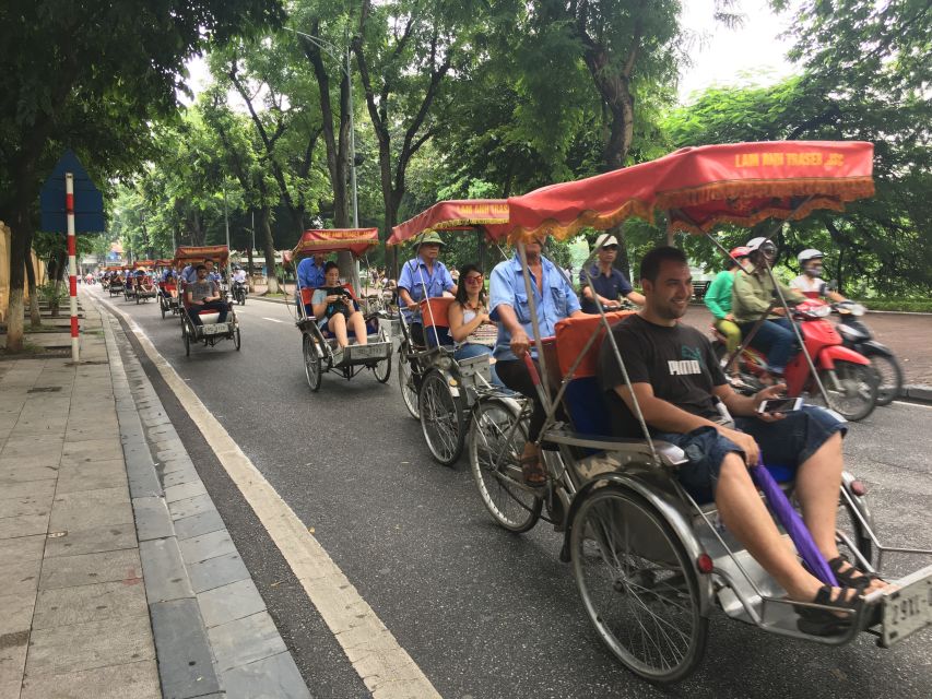 Hanoi: Old Quarter Trishaw Cyclo Tour - Dong Xuan Market: looking at Hanoi’s goods without buying a thing