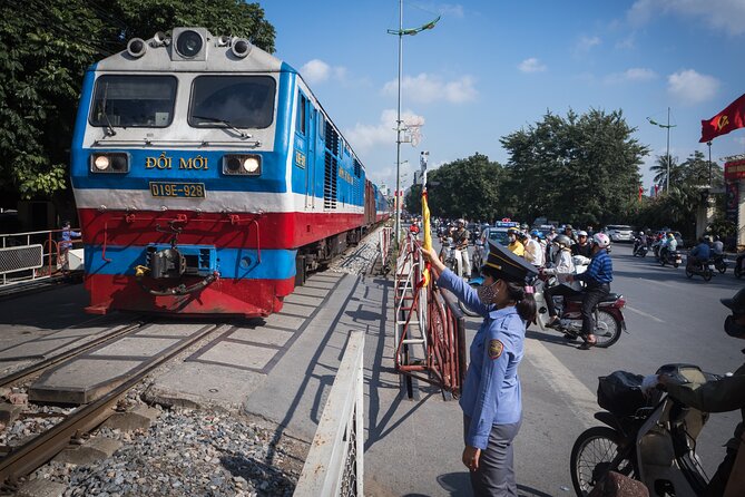 Hanoi On the Tracks Photo Tour - Learning street photojournalism, not just taking photos