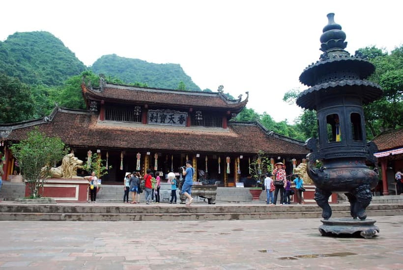 Hanoi: Perfume Pagoda Day Tour with Boat Ride & Cave Visit - The guide experience: Minh’s storytelling and Victor’s help