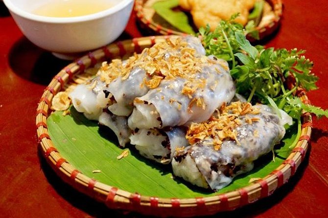 Hanoi Private Walking Tour: Street Food (HOT HOUR PROMOTING) - Stop 2: Thang Long water puppet show near Hoàn Kiếm Lake