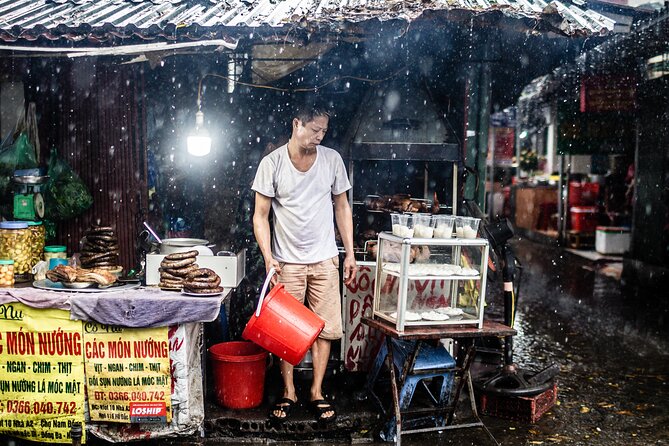 Hanoi Street Photography with a Pro – Phone & Camera - Phone and camera coaching in the same walk