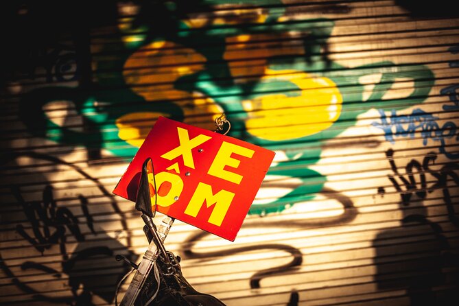 Hanoi Street Photography with a Pro – Phone & Camera - Coffee break: the shot review that makes the second round better