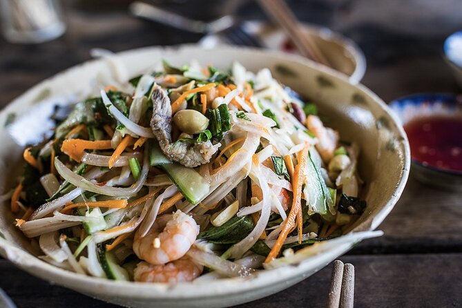 Hanoi Vegan Street Food Tour and Train Street - Duờng Tau Train Street: When the Train Passes Inches Away