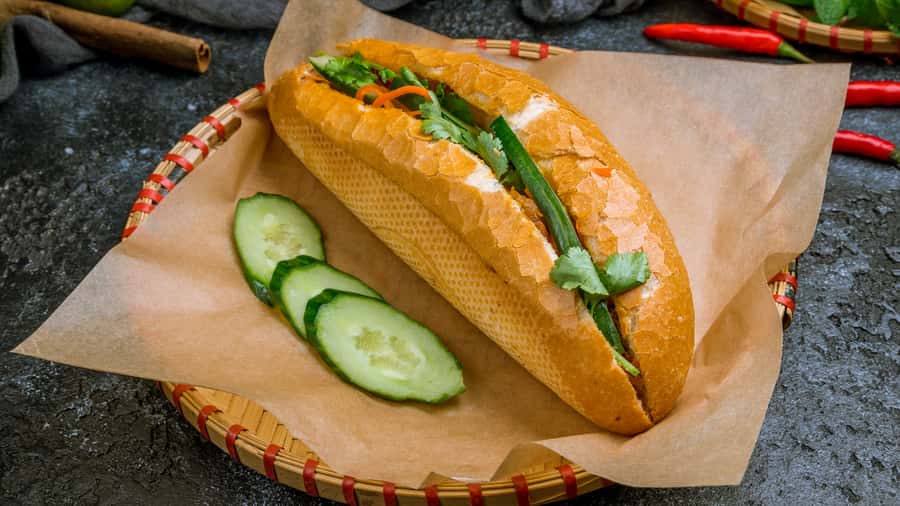 Hanoi Vegan Street Food & Train Street Tour - Meeting Point at Banh Cuon Gia Truyen Thanh Van: Your Steamy First Stop
