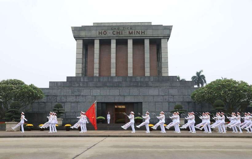 Hanoi: Vietnam Military History Museum & Landmarks Tour - Guides, Timing, and How the Day Flows
