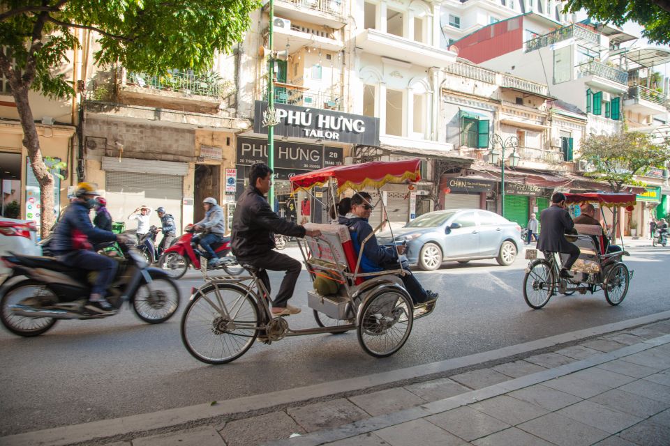 Hanoi Walking Street Food Tour & Cyclo Ride - Chè Dessert Stop: Seasonal Sweetness in a Small Spoon