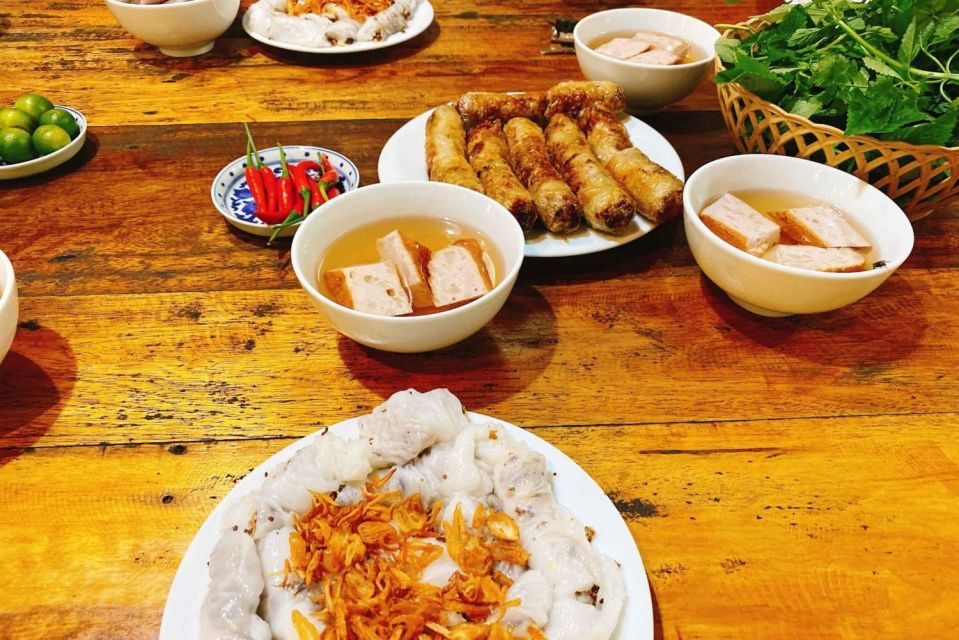 Hanoi: Walking Street Food Tour & Train Street w/Local Guide - Why Train Street belongs on a food tour