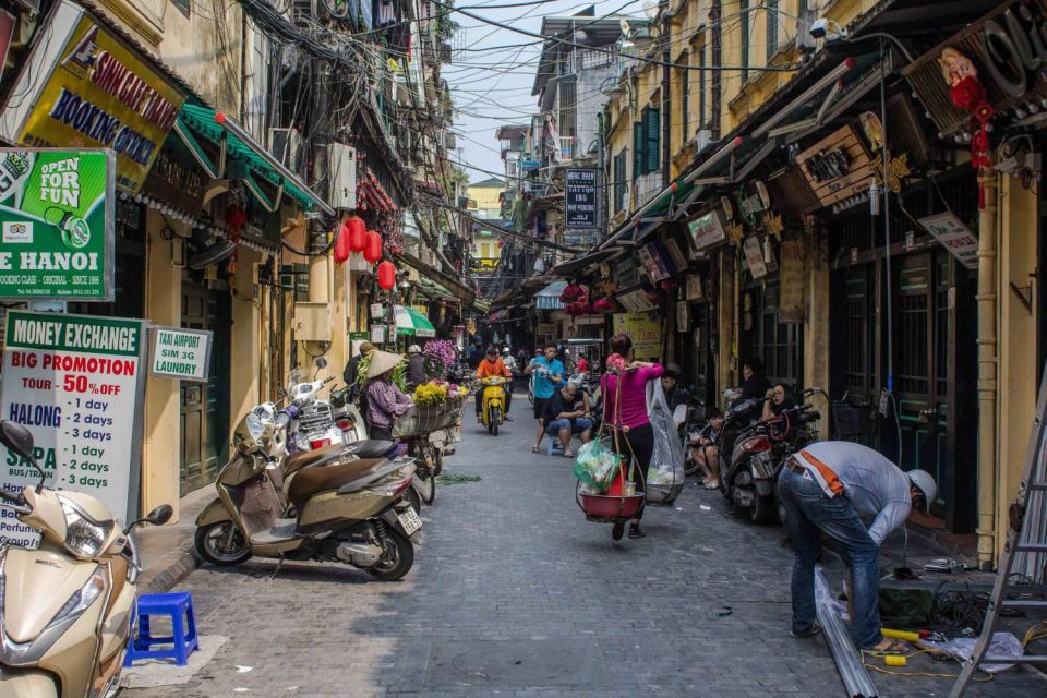 Hanoi: Walking Street Food Tour & Train Street w/Local Guide - The sweet and café stops: fruit with crushed ice and egg coffee