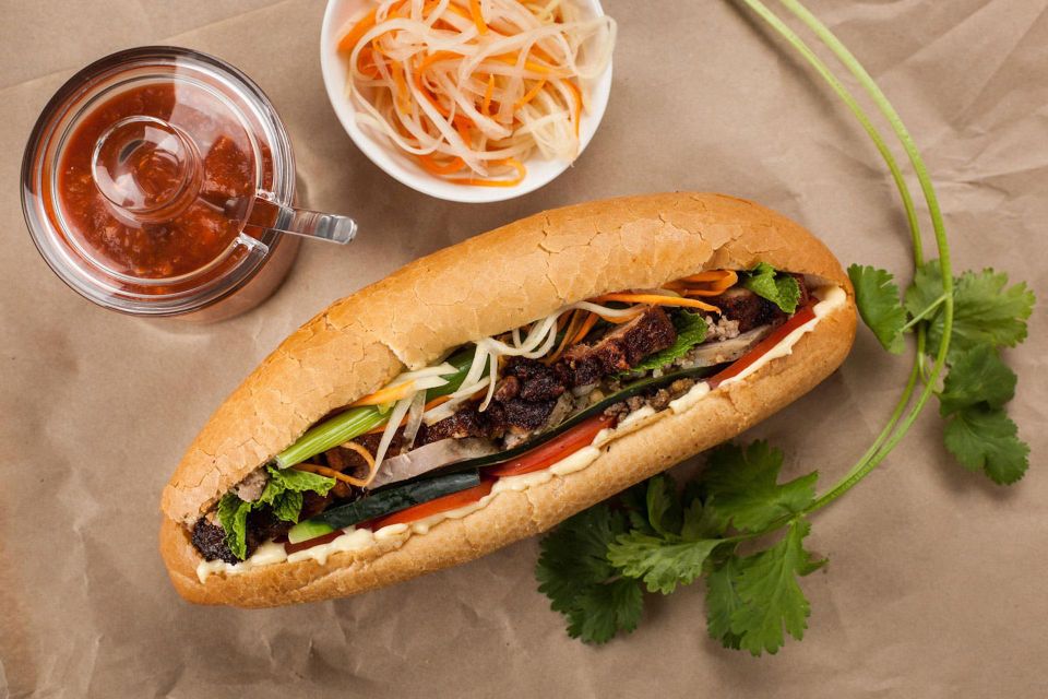 Hanoi: Walking Street Food Tour & Train Street w/Local Guide - The guide makes the difference: what to look for