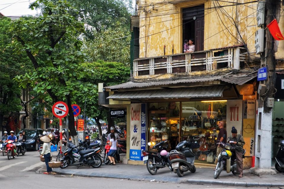 Hanoi: Walking Street Food Tour & Train Street w/Local Guide - The Old Quarter walk: how the 3-hour loop works