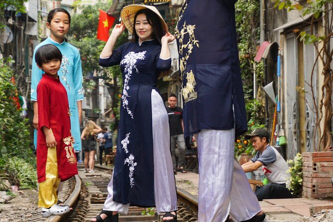 Hanoi Walking Street Food Tour with Train-Street Visit - Guides, pacing, and the little extras that make it feel smooth