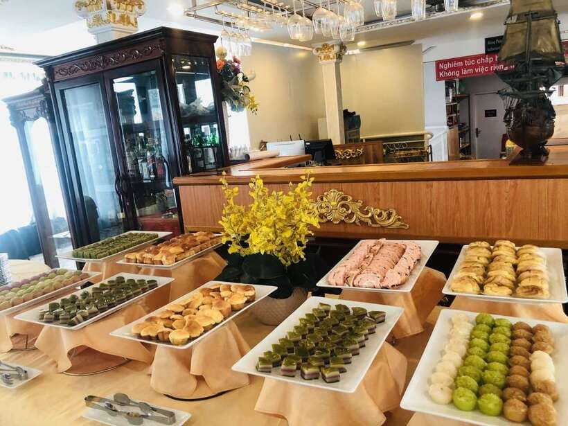HCM: Saigon River Dinner Cruise - Dinner onboard: buffet comfort, live entertainment, and deck time