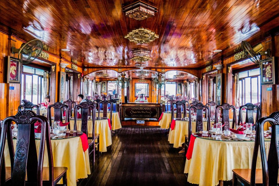 HCM: Saigon River Dinner Cruise - The Saigon River views: what you actually see at night