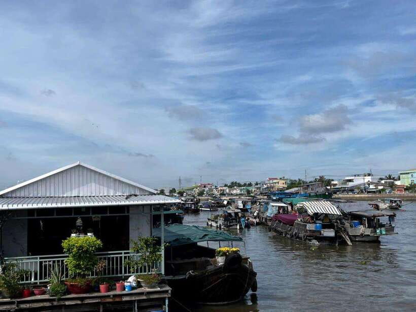 Ho Chi Minh: 1-Day Mekong Delta Tour-Floating Market & Islet - Floating fish farm and koi foot massage: the funny part you’ll remember